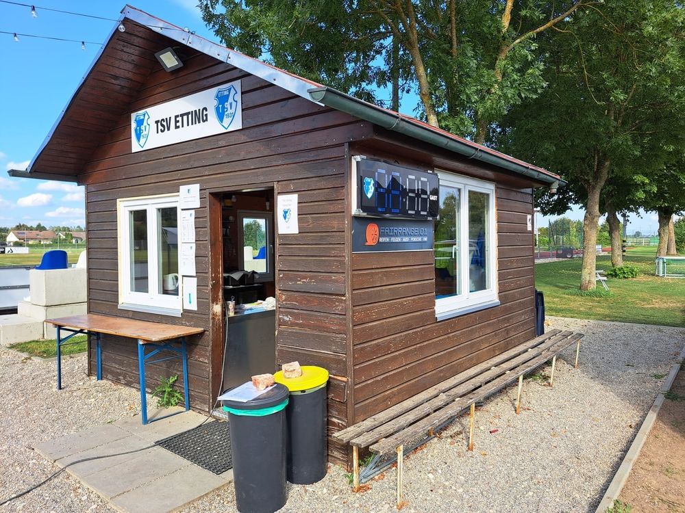 Neue weiße Kunststofffenster am Vereinsheim des TSV Etting auf dem Sportgelände
