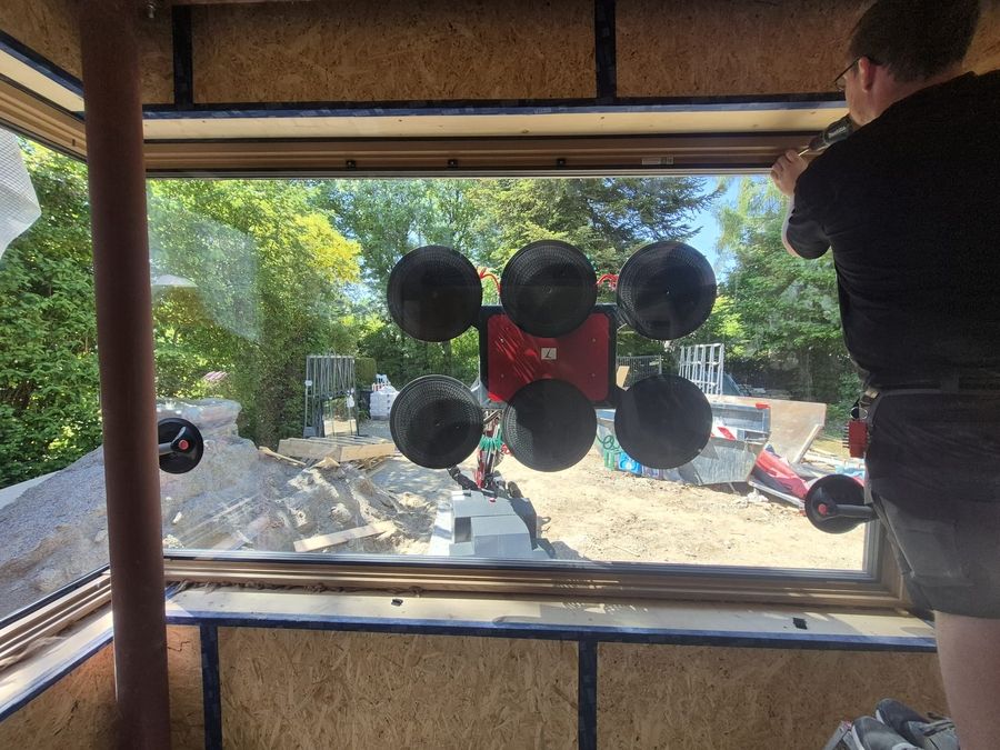 Fenstermontage im Rohbau mit Glas-Saugheber und Akkuschrauber durch Bauelemente Ruffing